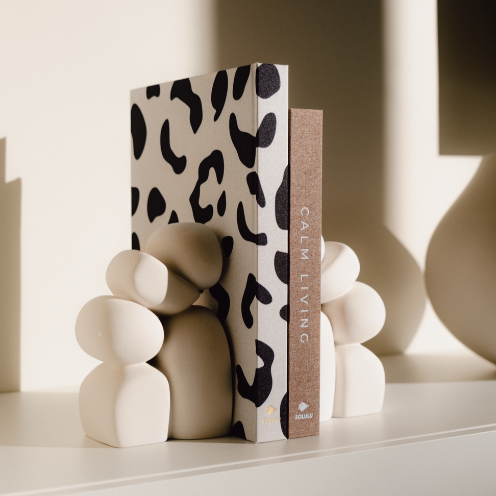 Solulu's luxe opbergboeken: de stijlvolle oplossing voor een opgeruimd interieur
Op zoek naar een manier om je salontafel, dressoir of bureau opgeruimd én stijlvol te houden? Ontdek de luxe opbergboeken van Solulu: ze lijken op echte koffietafelboeken, maar verbergen een slimme opbergruimte voor al je dagelijkse essentials.
Stijlvol én functioneel
Van afstandsbedieningen tot waxinelichtjes, van pennen tot je favoriete lippenstift: deze opbergboeken houden je spullen netjes uit het zicht. Dankzij de prach