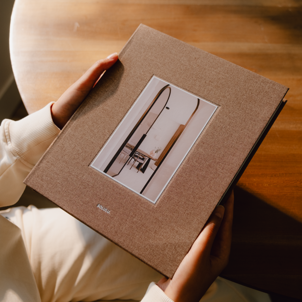 Solulu's luxe opbergboeken: de stijlvolle oplossing voor een opgeruimd interieur
Op zoek naar een manier om je salontafel, dressoir of bureau opgeruimd én stijlvol te houden? Ontdek de luxe opbergboeken van Solulu: ze lijken op echte koffietafelboeken, maar verbergen een slimme opbergruimte voor al je dagelijkse essentials.
Stijlvol én functioneel
Van afstandsbedieningen tot waxinelichtjes, van pennen tot je favoriete lippenstift: deze opbergboeken houden je spullen netjes uit het zicht. Dankzij de prach