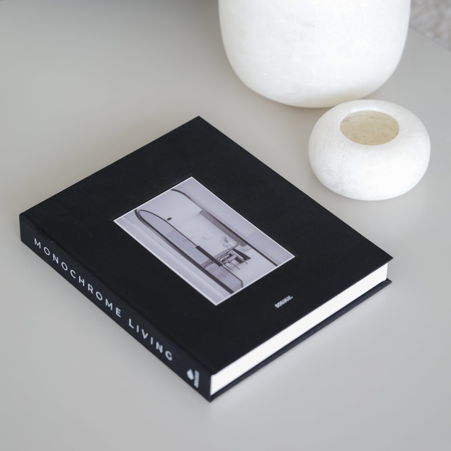zwart koffietafelboek monochrome living