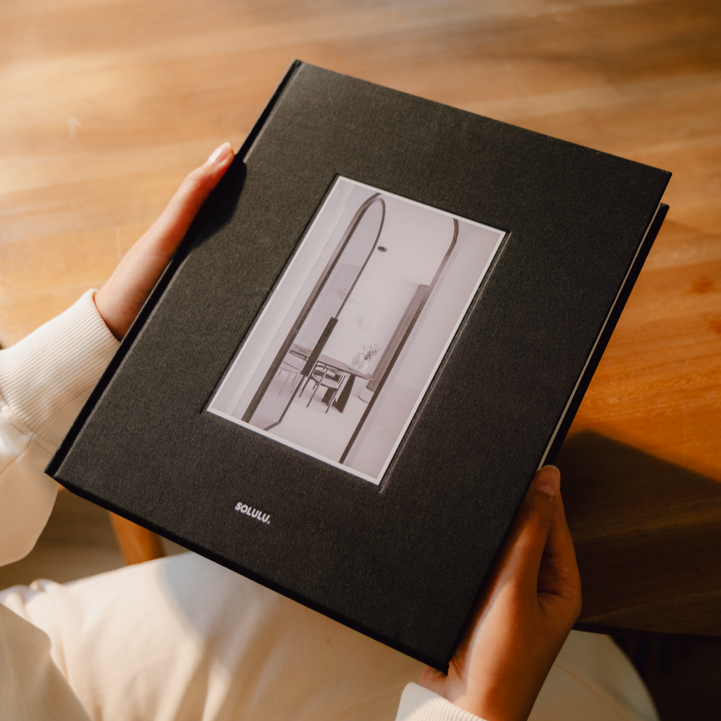 zwart opbergboek koffietafelboek zwart wit interieur boek monochrome living