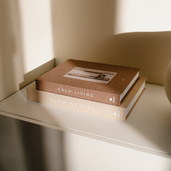 opbergboek koffietafelboek slow spaces warm beige groot cadeau vrouw calm living interieurboek calm living bruin