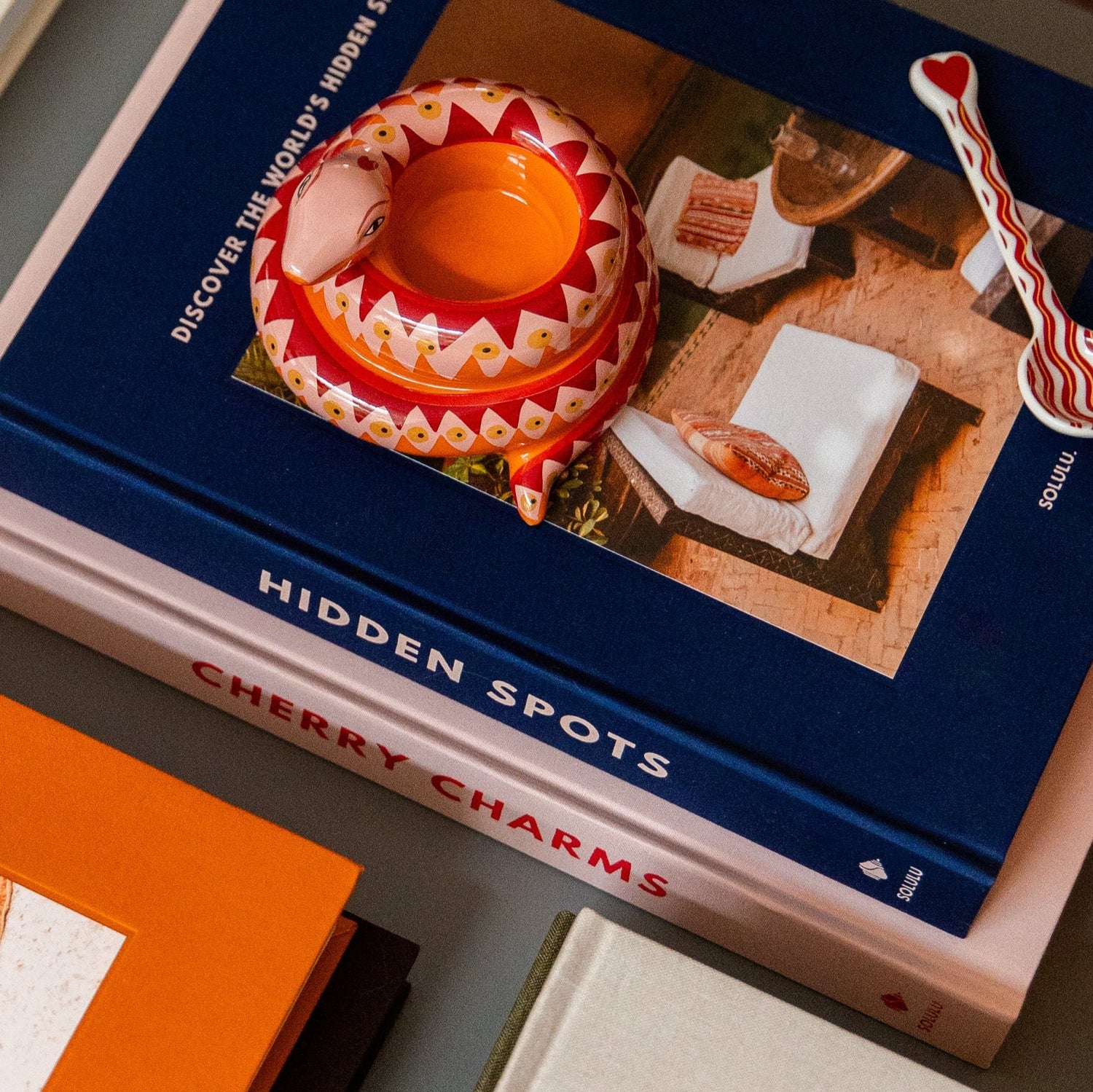 Solulu opbergboek | koffietafelboek met opbergruimte | roze blauw oranje groen beige