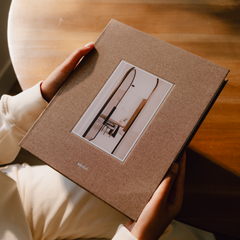Solulu's luxe opbergboeken: de stijlvolle oplossing voor een opgeruimd interieur

Op zoek naar een manier om je salontafel, dressoir of bureau opgeruimd én stijlvol te houden? Ontdek de luxe opbergboeken van Solulu: ze lijken op echte koffietafelboeken, maar verbergen een slimme opbergruimte voor al je dagelijkse essentials.

Stijlvol én functioneel

Van afstandsbedieningen tot waxinelichtjes, van pennen tot je favoriete lippenstift: deze opbergboeken houden je spullen netjes uit het zicht. Dankzij de prach